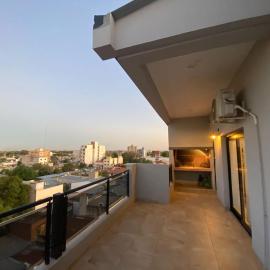 Departamento con gran balcón a la calle y parrilla，位于科连特斯的酒店