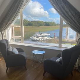Lough Key Luxury Riverfront Apartment，位于Cootehall的酒店