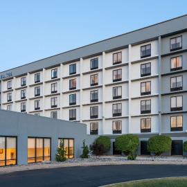 Comfort Inn & Suites Buffalo Airport，位于布法罗的酒店