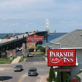 Parkside Inn Bridgeview，位于麦基诺城的酒店