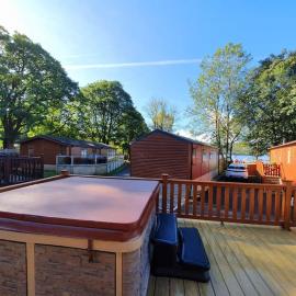 Jaw-Dropping Lodge with Hot Tub on Lake Windermere，位于温德米尔的酒店