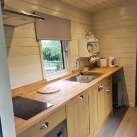 Glamping Hut - Sleeps 2 hot tub & parking，位于威尔斯浦的酒店