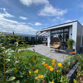 LUXUS Cube Ferienhaus Chalet am See mit Schwimmbad in Lathum NL