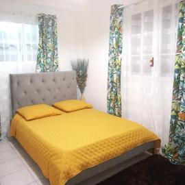 Charmant logement avec spa/petit-déjeuner inclus.，位于黑角的酒店