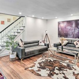 Upscale Waterbury Retreat w/ Indoor Hot Tub!，位于沃特伯里的酒店