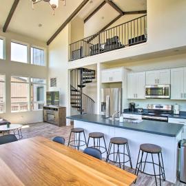 Mountain View Modern Cabin: Luxury Pine Home!，位于Pine的酒店