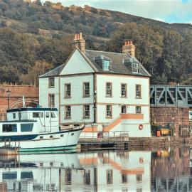 The Customs House Hotel，位于Bowling的酒店