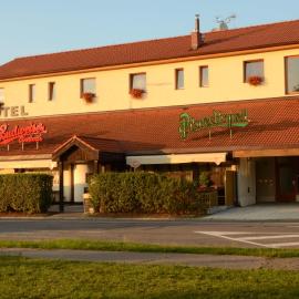 Hotel & restaurant SIGNAL，位于帕尔杜比采的酒店