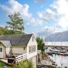 2 Bedroom Beach Front Home In Vallavik，位于Kaland的酒店