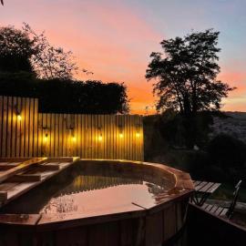 Secluded lodge with spectacular views and hot tub!，位于巴斯的酒店