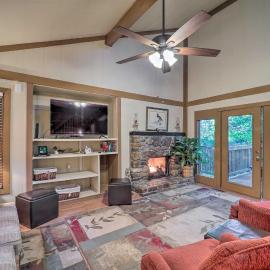 Ski Resort Cabin w/ Deck in Beech Mountain!，位于榉木山的酒店