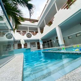 Hotel On The Rock，位于米卡的酒店