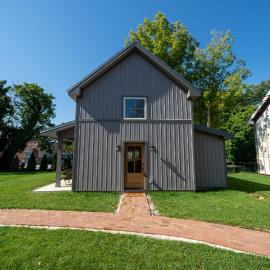 A newly built Tiny House in the center of Historic Kennett Square，位于肯尼特斯奎尔的酒店