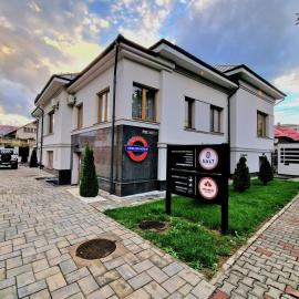 English House，位于比斯特里察的酒店