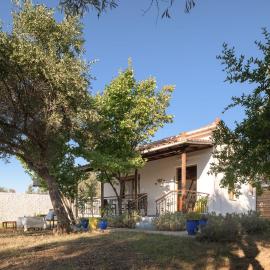Eleni's Cottage, for Natural Living, By ThinkVilla，位于Punta的酒店