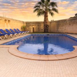 Centre Island Holiday Home with private pool and hot tub，位于Kerċem的酒店