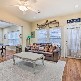 Walk to Lake: Townhome w/ Hot Tub in Afton!，位于Afton的酒店
