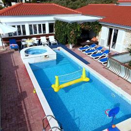Villa Lucia with private pool and a whirlpool，位于维斯的酒店