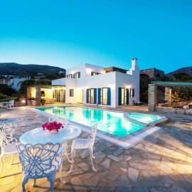 Pure White Seven-Bedroom Villa - 4,736 sq ft or 440sqm - sleeps up to 16，位于德里奥斯的酒店