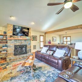 Mtn-View Cabin w/ Deck, 2 Mi to Beech Mtn Slopes!，位于榉木山的酒店