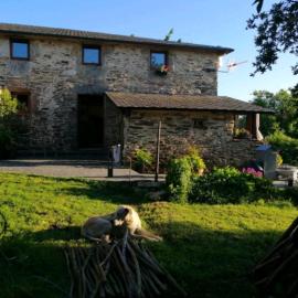 Casa de piedra en pequeña aldea de Ortigueira，位于Nieves的酒店