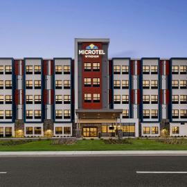 Microtel Inn & Suites Dorval QC，位于多瓦尔的酒店
