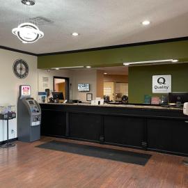 Quality Inn Frontier at US Hwy 30,位于Clinton的酒店