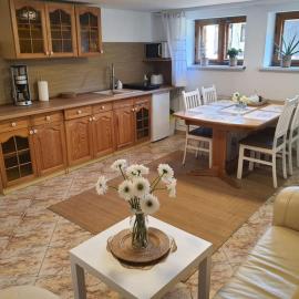 Komfortowy apartament nad Zalewem Sulejowskim，位于苏莱吉的酒店