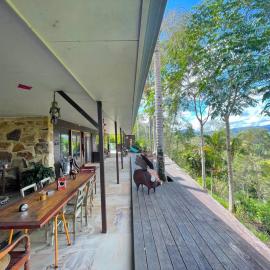 Golden Retreat Ultimate 5 Bed - Villa & Guesthouse，位于Uki的酒店