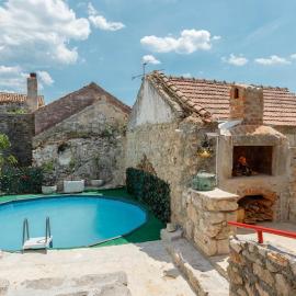 Villa Oleander - Stone House with Shared Seasonal Swimming Pool，位于帕什曼的酒店