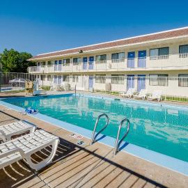 Motel 6 Thornton，位于桑顿的酒店