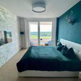 ALPEN-PANORAMA SUITE - Einzigartige Privatsuite hoch über München, 12tes OG, Alpenblick, Loggia, Whirlpool, 15 Minuten zum Zentrum, Ruhe und Erholung in der Stadt München für privat und geschäftlich Reisende，位于慕尼黑的酒店