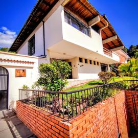 Casa Cumbre Mérida, Espectacular Vista, ubicación y comodidad，位于Mérida的酒店