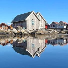 Exceptional Cottage 2 meters from the sea, possible to rent boat, Bekkjarvik, 60 km from Bergen，位于Gauksheim的酒店