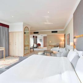 Ramada by Wyndham Doha Old Town，位于多哈的酒店