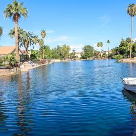 Lakefront Hacienda with Pool, Hot-tub, Tennis，位于钱德勒的酒店