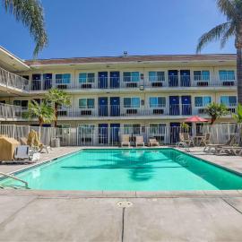 Motel 6-San Bernardino, CA - North，位于Serrano Village的酒店