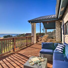 Private Deck & Grill: Sunny Lakefront Escape，位于Burnet的酒店