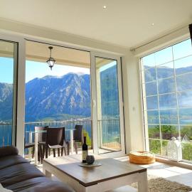 Bay of Kotor View Apartment with pool，位于普查尼的酒店