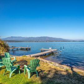 Sagle Lakefront Escape: Private Beach Access!，位于Sagle的酒店