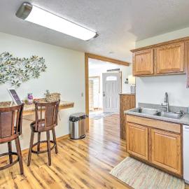 Cozy Cottage Studio: Stunning Mountain Views!，位于Hamilton的酒店
