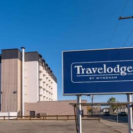 Travelodge by Wyndham Prince Albert，位于艾伯特亲王城的酒店
