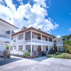 La Maison Hibiscus Self Catering Accommodation，位于博瓦隆的酒店