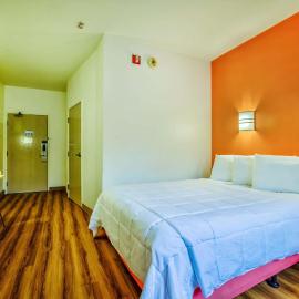 Motel 6-Burlington, ON - Toronto West - Oakville，位于伯灵顿的酒店