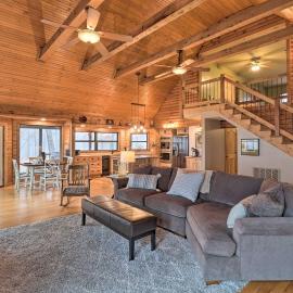 Charming Cabin w/ Hot Tub, Fire Pit & Views!，位于Jasper的酒店