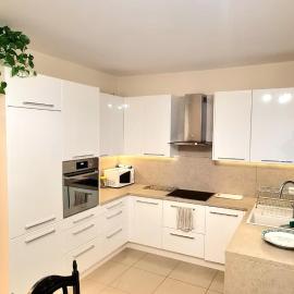 Modern & cozy house with 3 bed rooms and garden，位于Prievoz的酒店