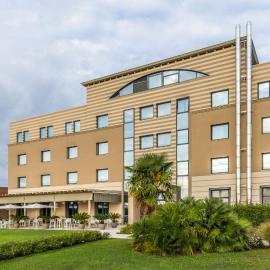 Hotel Omnia，位于皮亚韦河畔诺文塔的酒店
