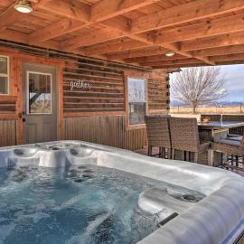Secluded Cabin w/ Hot Tub, Game Room & Views!，位于杜兰戈的酒店