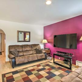 Inviting Townhome: 30 Mi to Yellowstone NP!，位于Emigrant的酒店