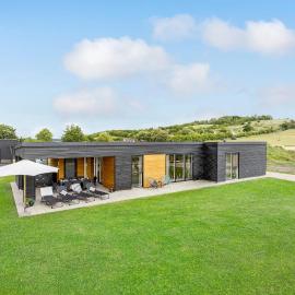 Gorgeous Home In Løgstrup With Kitchen，位于Løgstrup的酒店